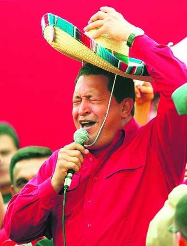 Showmiehen elkeet. Hugo Chavez lauloi osana vaalikampanjaa meksikolaisia balladeja Venezuelan pääkaupungissa Caracasissa marraskuussa.