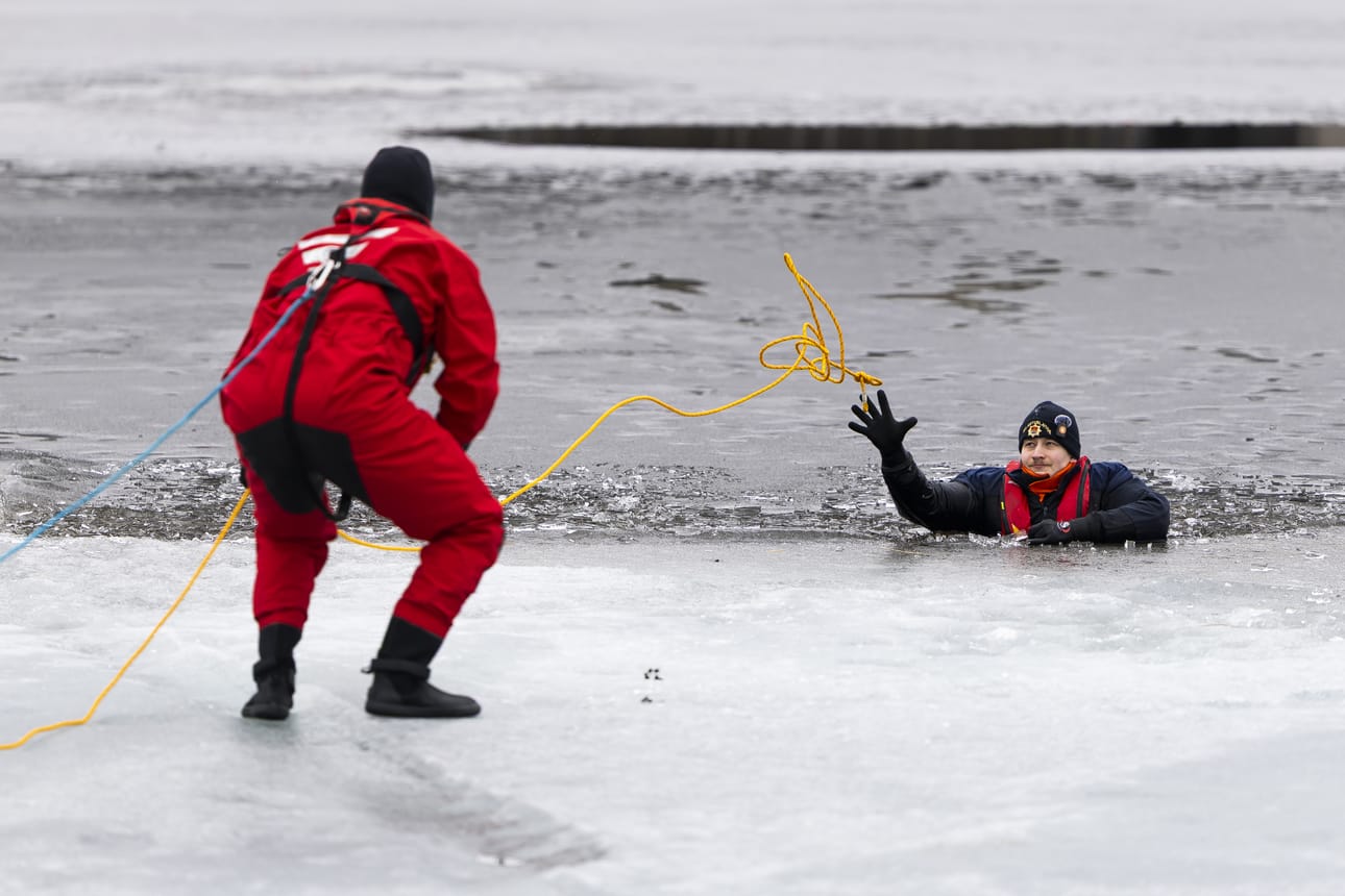 Pelastukseen tarkoitettu heittoköysi on tarpeen, jos pitää auttaa kaveri avannosta. Jos köyttä ei ole, mikä tahansa kättä pidempi käy. Teemu Hautala auttaa Arttu Tuohimaata.