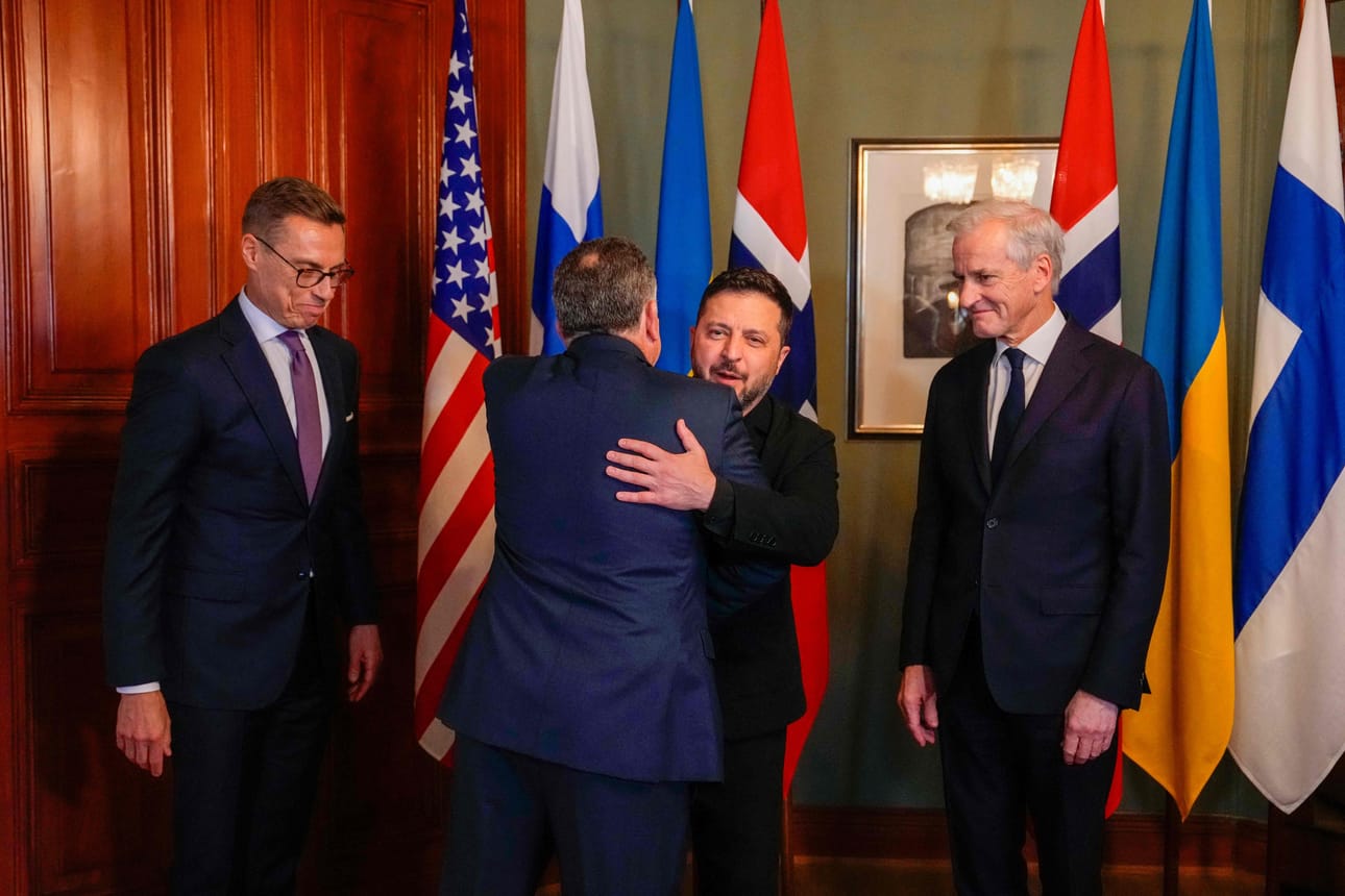 Ukrainan presidentti Volodymyr Zelenskyi halasi Yhdysvaltain erityislähettiläs Steve Witkoffia tiistaina Oslossa. Neuvotteluihin osallistuivat myös Suomen presidentti Alexander Stubb (vas.) ja Norjan pääministeri Jonas Gahr Støre.