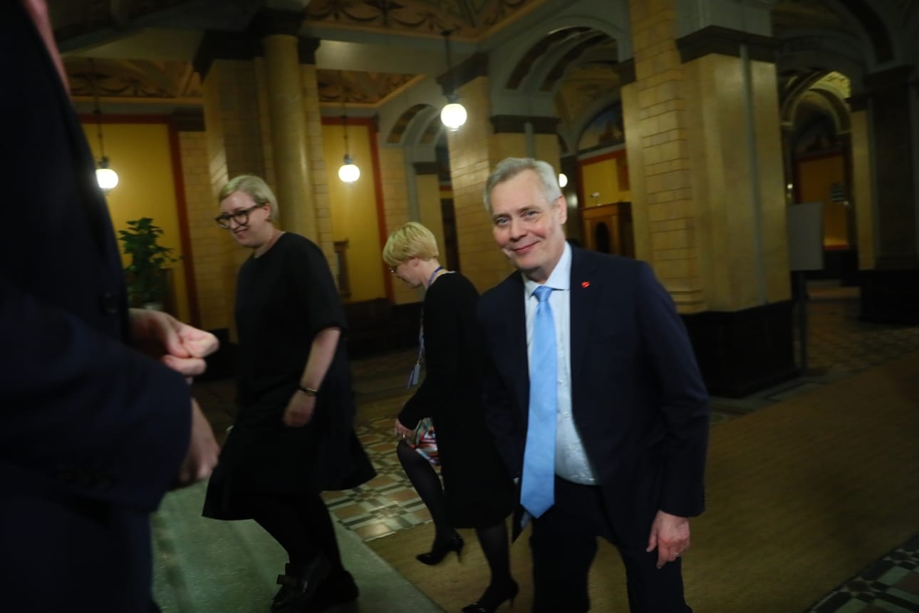 Neljän viikon neuvottelujen jälkeen hallitusohjelma on valmis. Jos kaikki menee Antti Rinteen suunnitelmien mukaan, hallitus on nimitetty viikon sisällä.