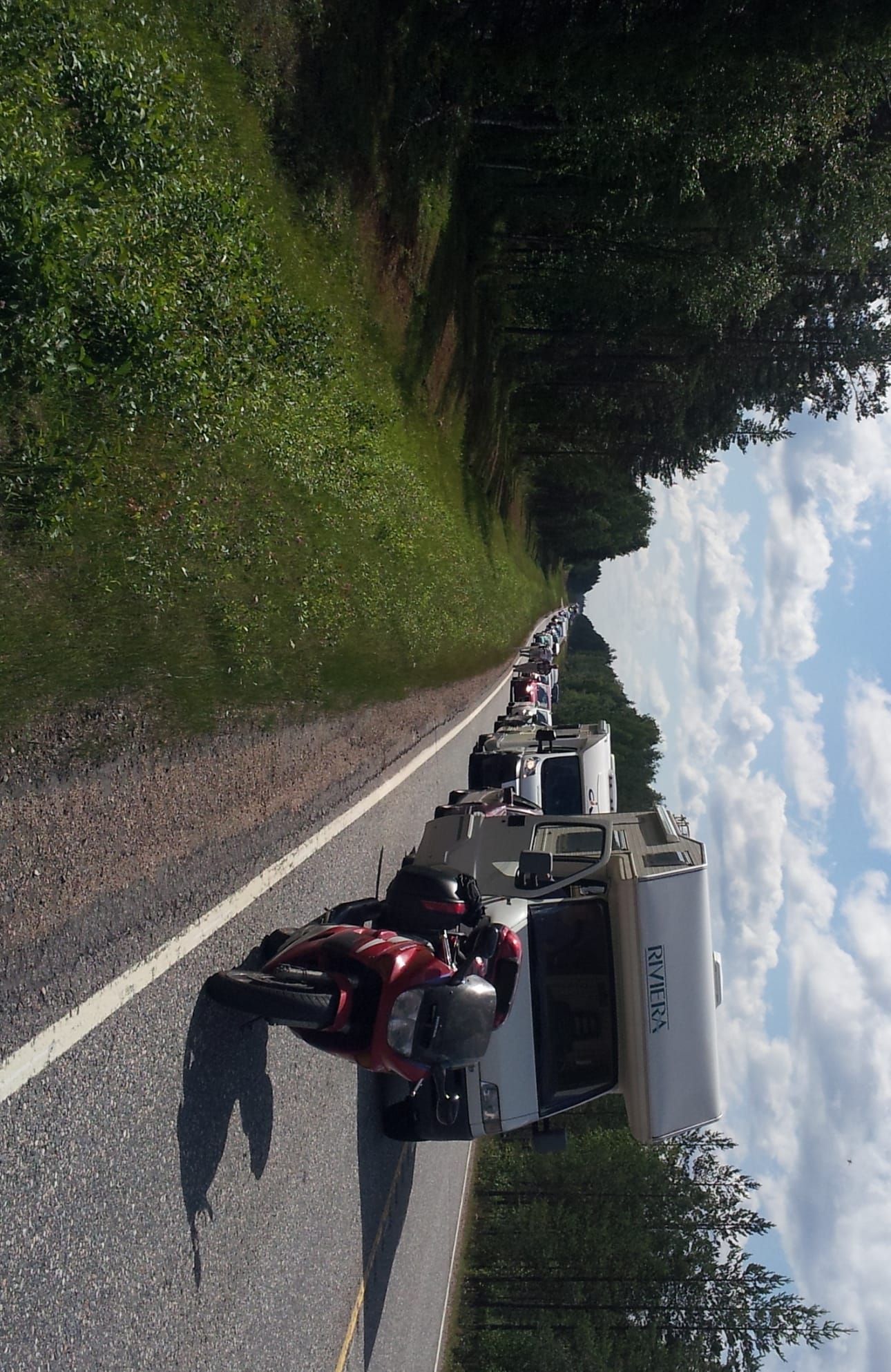 Jonoja riitti Pudasjärvellä pitkin iltapäivää. Kuva on muutaman kilometrin päästä Pudasjärveltä.