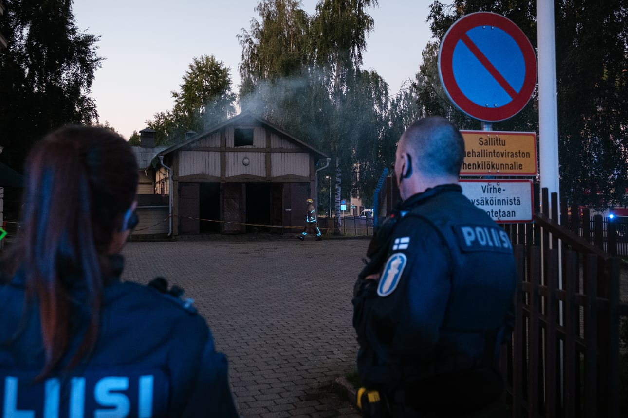 Myös poliisi oli paikalla. Poliisin johtokeskuksesta kerrotaan, että pelastuslaitos voi kutsua poliisin mukaan palopaikalle esimerkiksi silloin, kun kyseessä on julkinen tai erityisen arvokas rakennus.