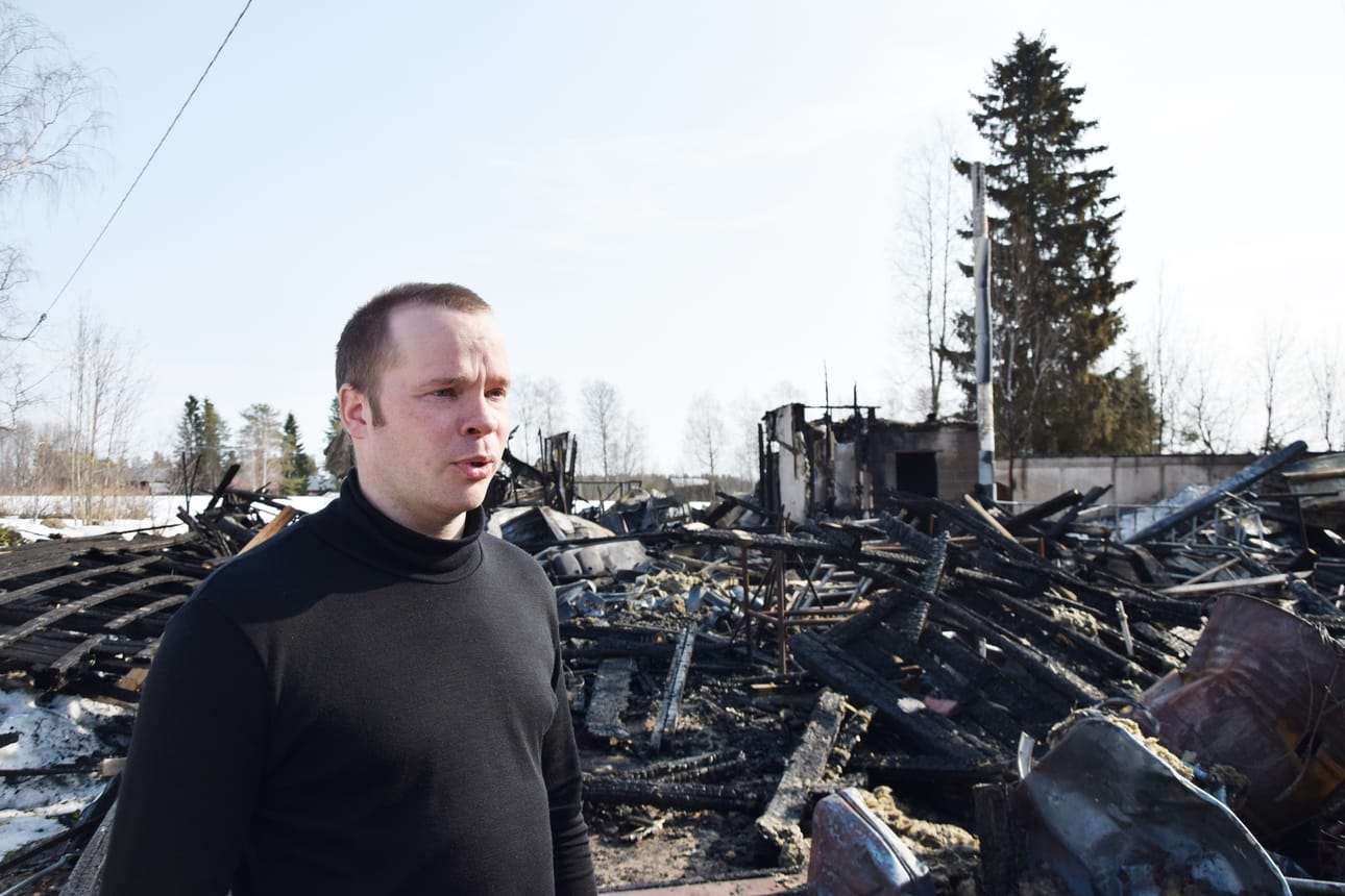 Mikko Junttilan perheen piharakennus paloi poroksi sunnuntaina. Tuho oli täydellinen, mutta henkilövahingoilta säästyttiin.
