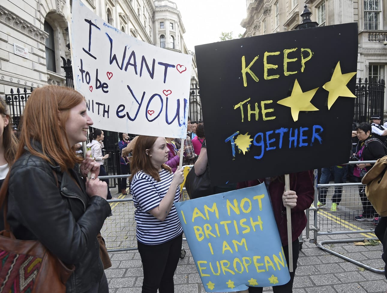Kansanäänestyksen tulos oli monille myös shokki Britanniassa. Mielenosoittajat kerääntyivät 10 Downing Streetin ulkopuolelle, kun pääministeri David Cameron ilmoitti erostaan perjantaina.