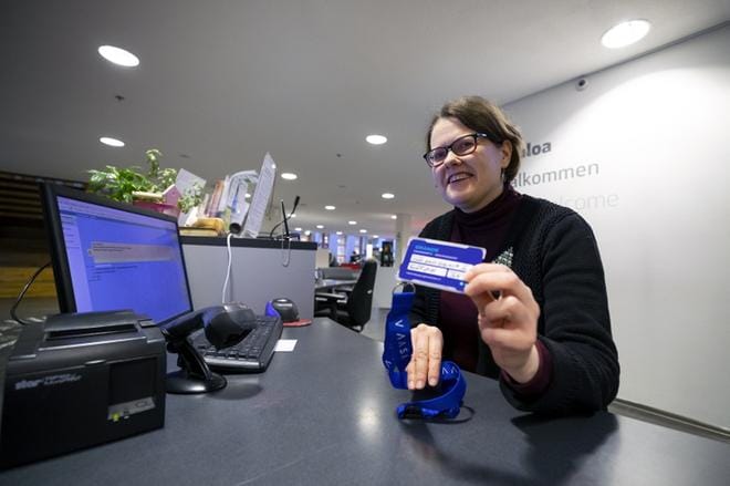 Lainattavista kausikorteista innostuivat ensin urheiluseurat. Nyt kulttuuritoimijat seuraavat perässä. Vaasan kaupunginkirjaston palvelupäällikkö Anna Pakka esittelee tuliterää Vaasan kaupunginorkesterin kausikorttia. Niitä on lainattavissa kaksi. KUVA: JARNO PELLINEN