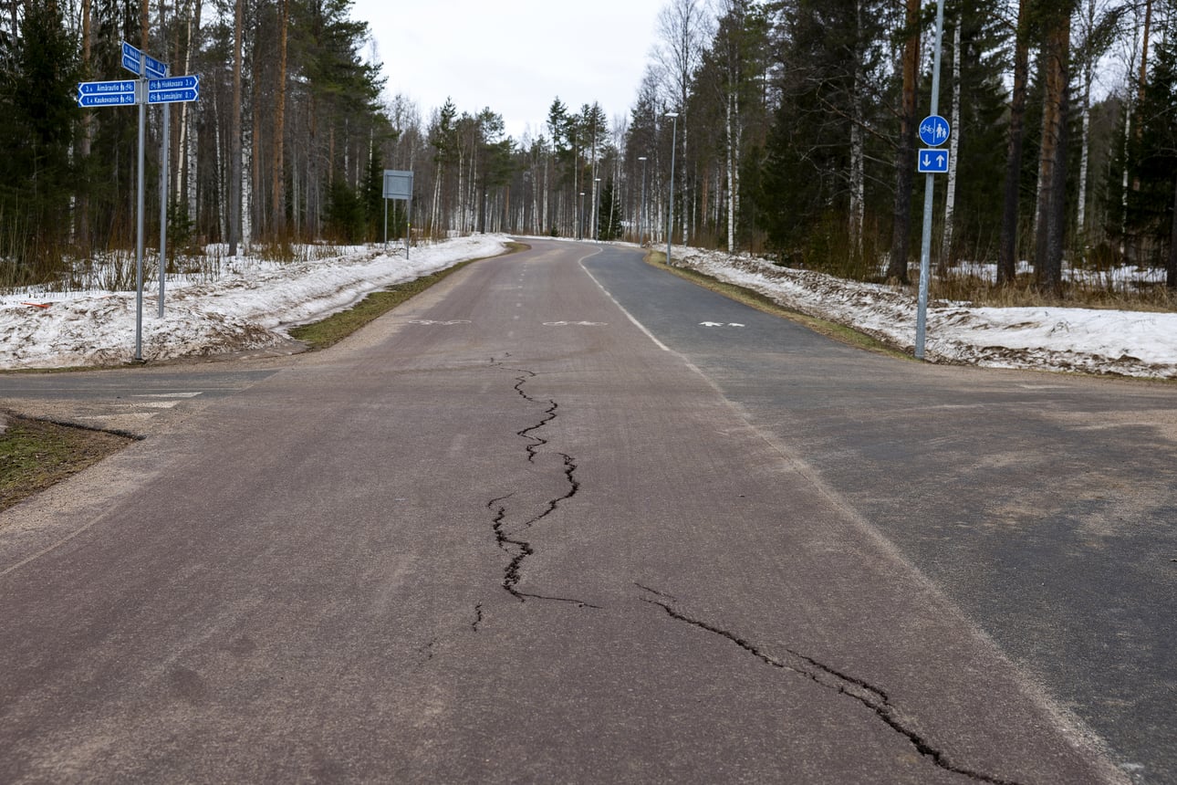 Oulun pyöräilyn pääreitteihin kuuluva Maikkubaana on halkeillut noin 20 metrin matkalta