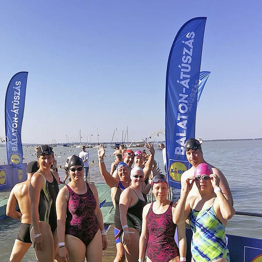 Vasemmalta Gabriella Nagy, Zsuzsanna Törmänen, takana Raimo ja Maria Lepistö, Maarit Sihvonen, Heli Karhunen, Johanna Rahko, Aleksi Kuhajärvi ja Oili Yliraasakka.