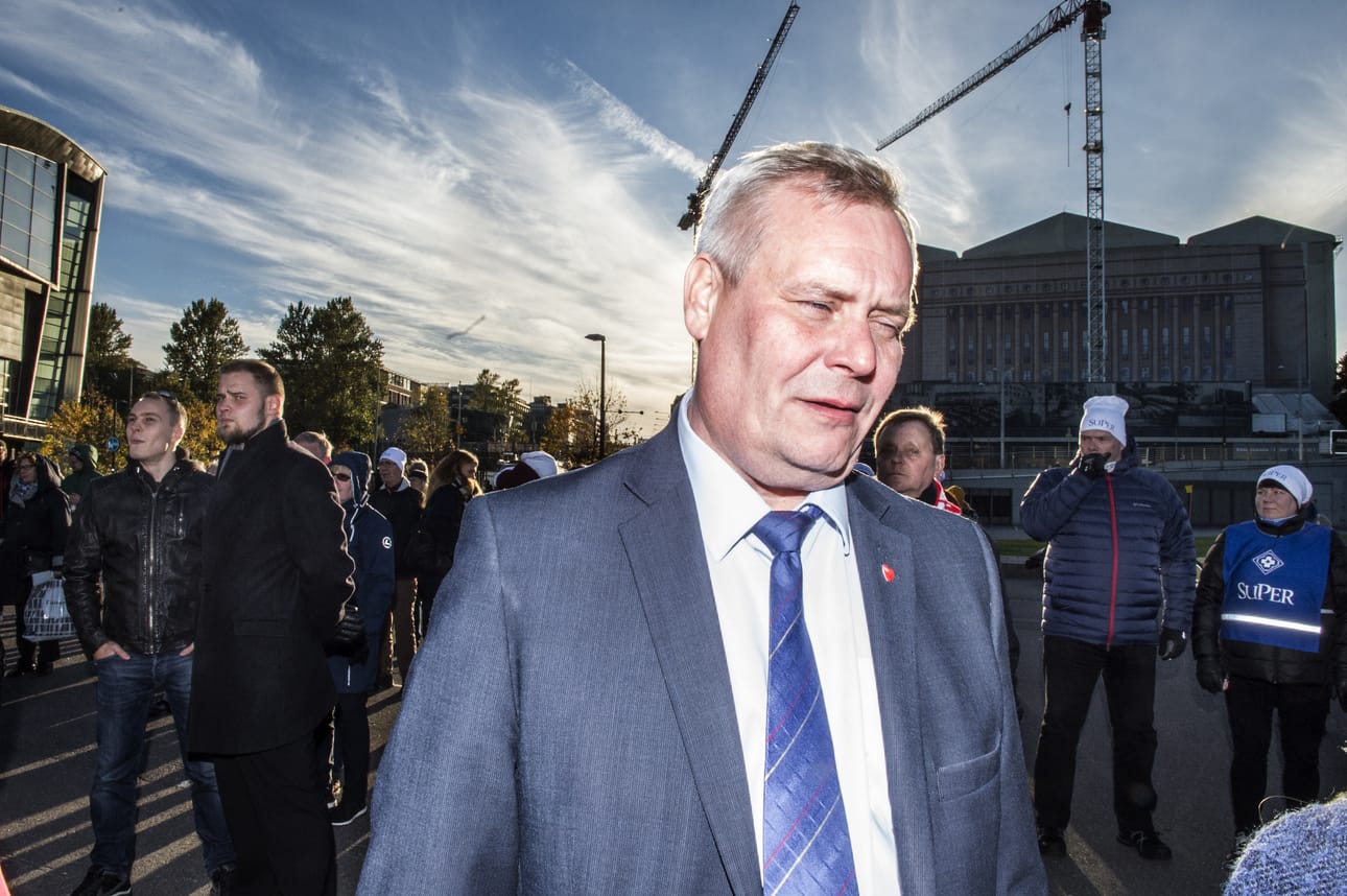 Sdp:n puheenjohtaja Antti Rinne oli paikalla mielenosoituksessa. Hänen mielestään hallituksen on vedettävä takaisin esityksensä hoitajamitoituksen laskemisesta 0,4:ään.