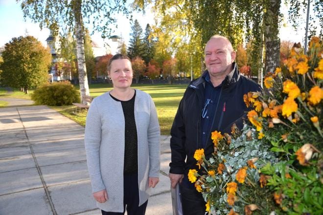 Terveydenhoitaja Ulla Takala ja Alarinteen ja Lehtimäen toimintakeskusten palveluvastaava Hannu Yli-Hynnilä tiedottivat Järvi-Pohjanmaan perusturvaan liittyvistä uudistuksista. KUVA: SARI HEINILÄ