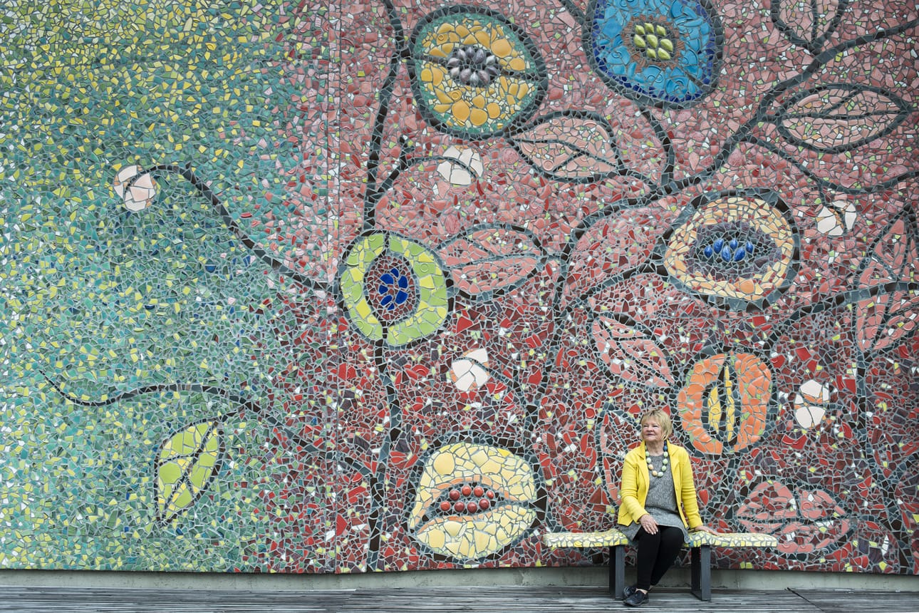 Anu Pentikin hillittyyn tyylitajuun kuuluvat myös räiskyvät värit. Arkistokuvassa Anu Pentik Gallerian mosaiikkiseinä.