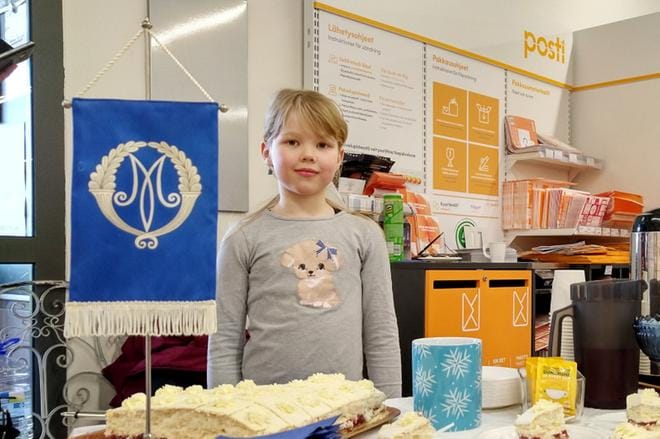 Vimpelin Marttojen ensimmäinen nuorisojäsen on Maria Kangasahon 7-vuotias tytär Sofia Kangasaho. -Oli kiva saada oma jäsenkortti. Olen auttanut äitiä kananmunien keruussa huhtikuun askarteluiltaa varten. KUVA: MIIANELLA HERRALA