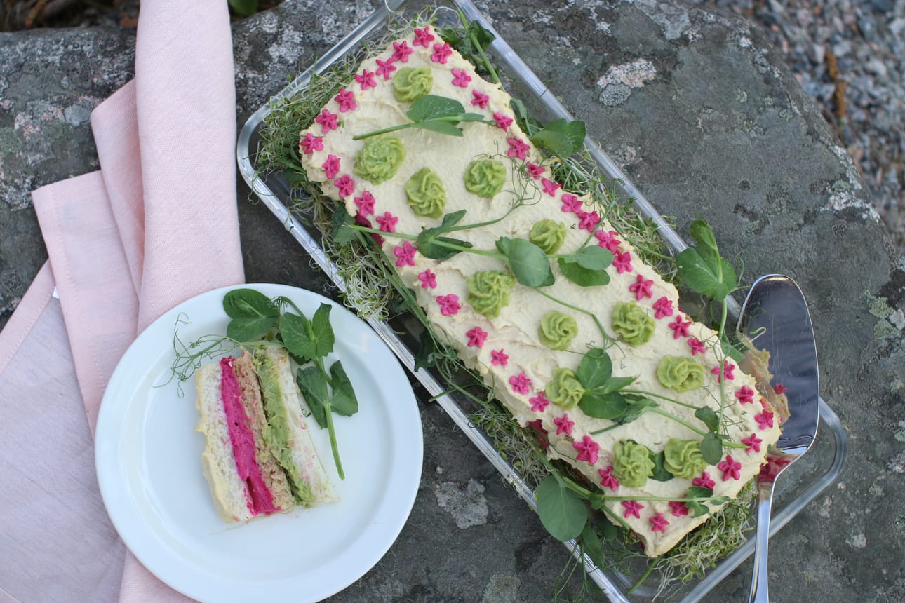 Tämän vegaanikakun valmistus käy nopeasti valmiita tahnoja hyödyntämällä. Voit myös valmistaa tahnat halutessasi itse.