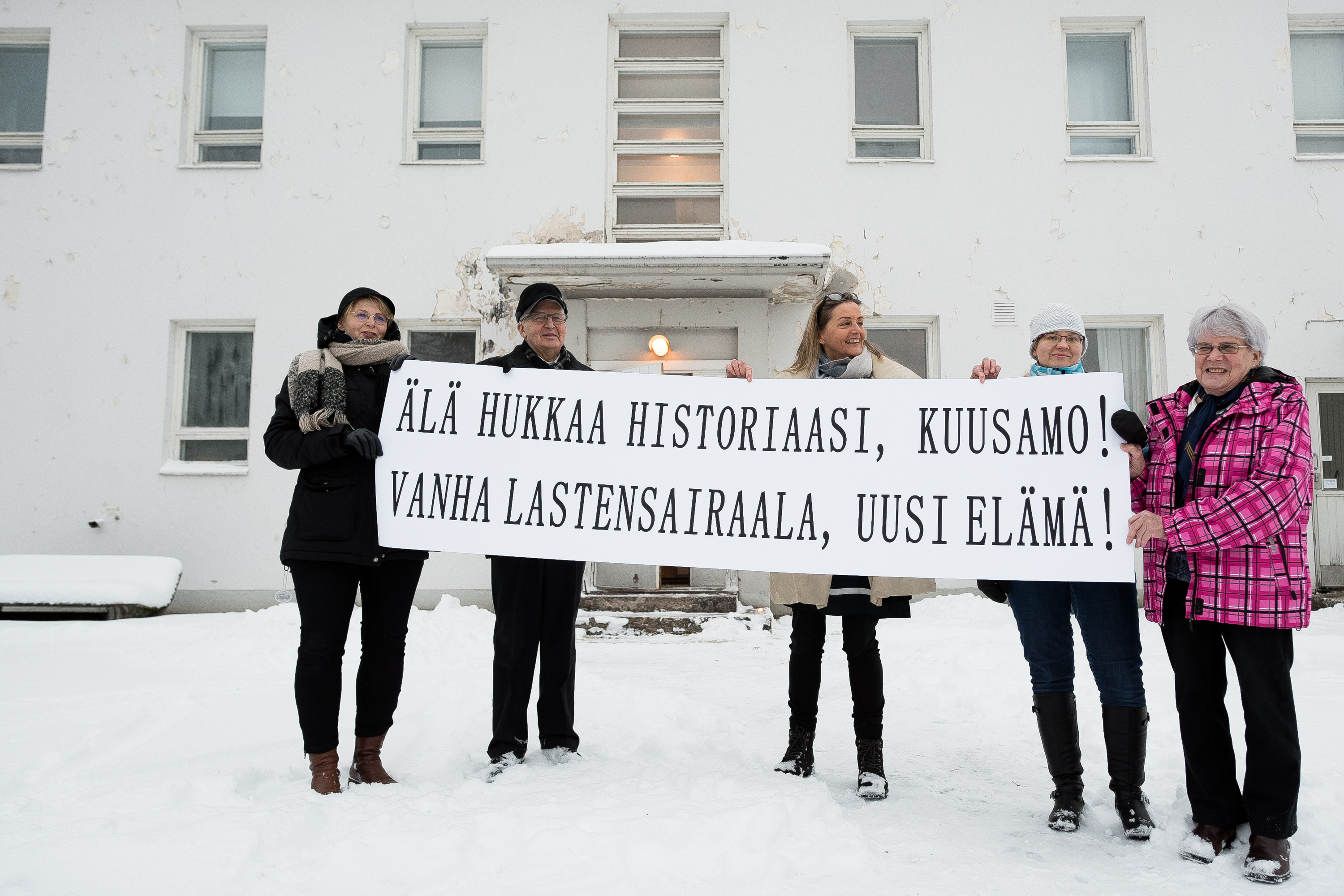 Porkkatörmän vanha lastensairaala vallattiin: "Tämä rakennus on yksi harvoja, jotka jäivät pystyyn Kuusamon polttamisessa"