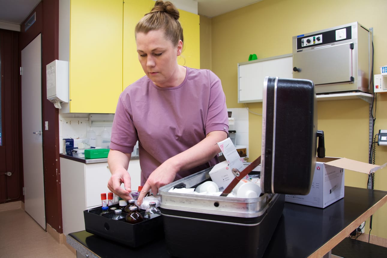 Jenni Suolaniemi pakkasi lääkärilaukkuaan valmiiksi seuraavan päivän tilakäyntejä varten.