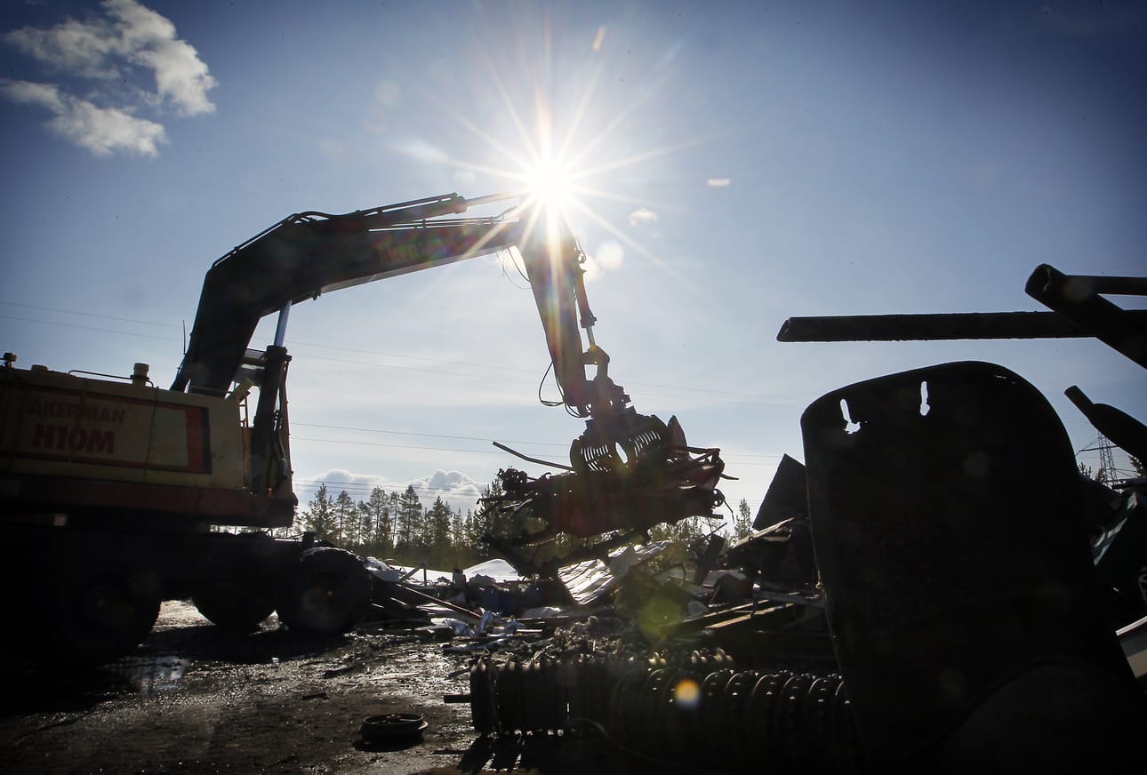 Jaakko Kantojärvi lajittelee romua, joka viedään seuraavana päivänä Kajaaniin murskattavaksi. Osa metalliromusta menee pohjoissuomalaisille terästehtaille.