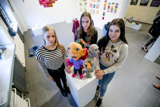 Sonja Vimpari, Venla Järvi ja Iida Koskenranta suunnittelivat taidekoulussa muun muassa fantasiahahmot, joilla ei saanut olla esikuvaa. Yhteensä satojen tuntien opiskelun tuloksena kolmikko saa päättötodistukset. KUVA: JAAKKO ELENIUS