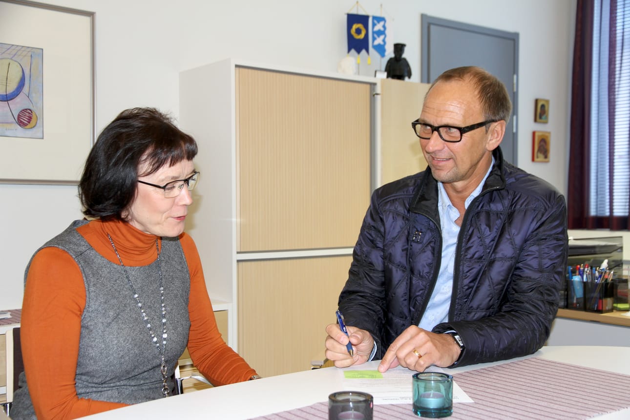 Seija Riihijärvi on kouluterveydenhoitajana tuhannen oppilaan Ylikylän yhtenäiskoululla. Yhteistyö rehtori Antti Peisterän kanssa on päivittäistä.