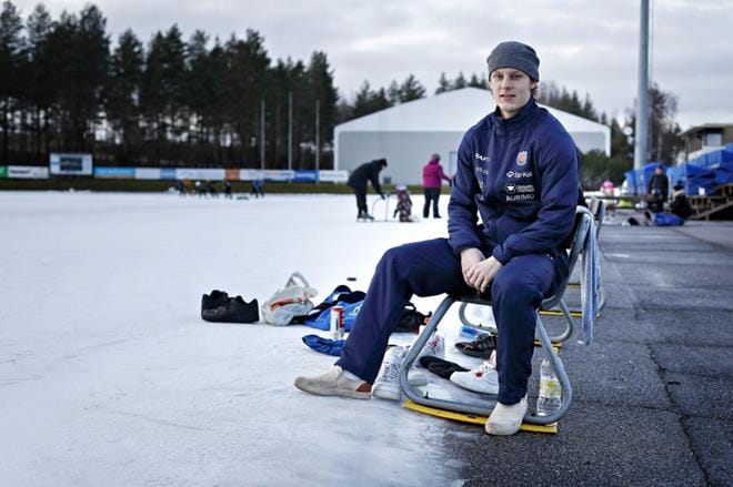 Elias Märijärvi on hakenut luistelutuntumaa Jouppilanvuoren tekojäältä. KUVA: KARI LÖFHJELM