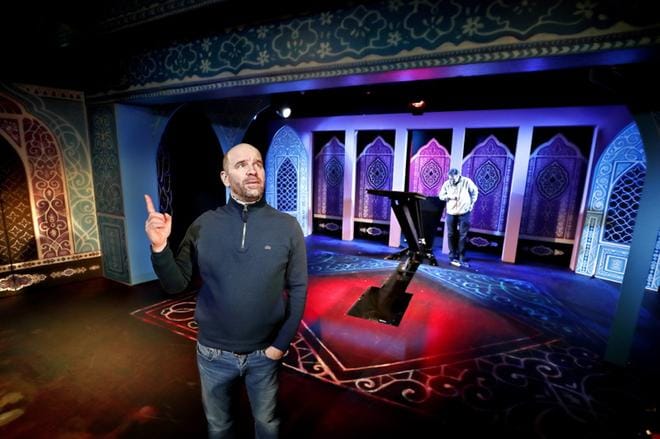 Seinäjoen kaupunginteatterin taiteellinen johtaja Christian Lindroos on ohjannut Tuhat ja yksi yötä -satuklassikon Aladdin ja taikalamppu. Näytelmän ensi-ilta on ensi viikolla. KUVA: TOMI KOSONEN KUVA: TOMI KOSONEN