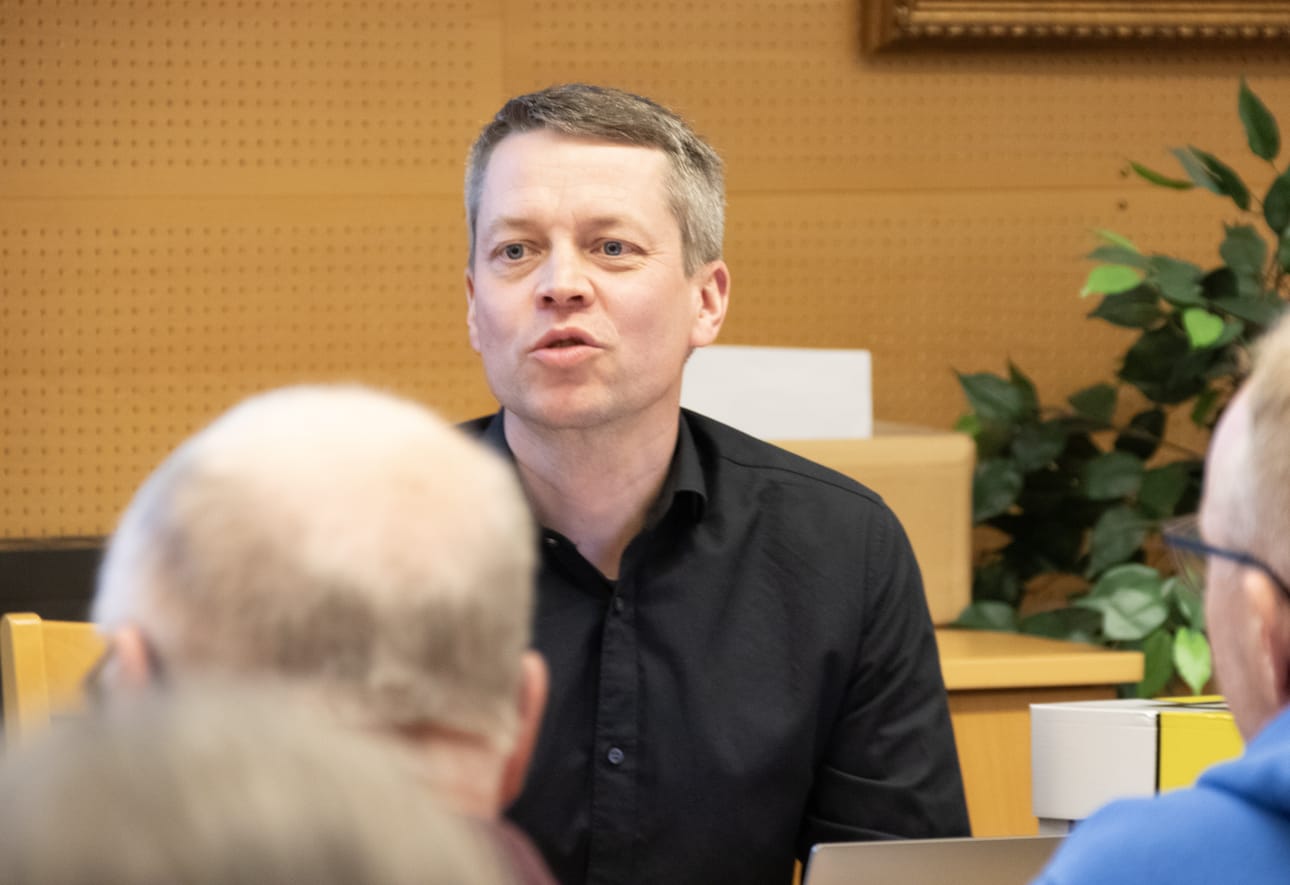 Siikalatvan kunnan hallintojohtaja Jouni Tiirola sai haastattelukutsun Lumijoen kunnassa avoinna olevaan talous- ja hallintojohtajan virkaan.