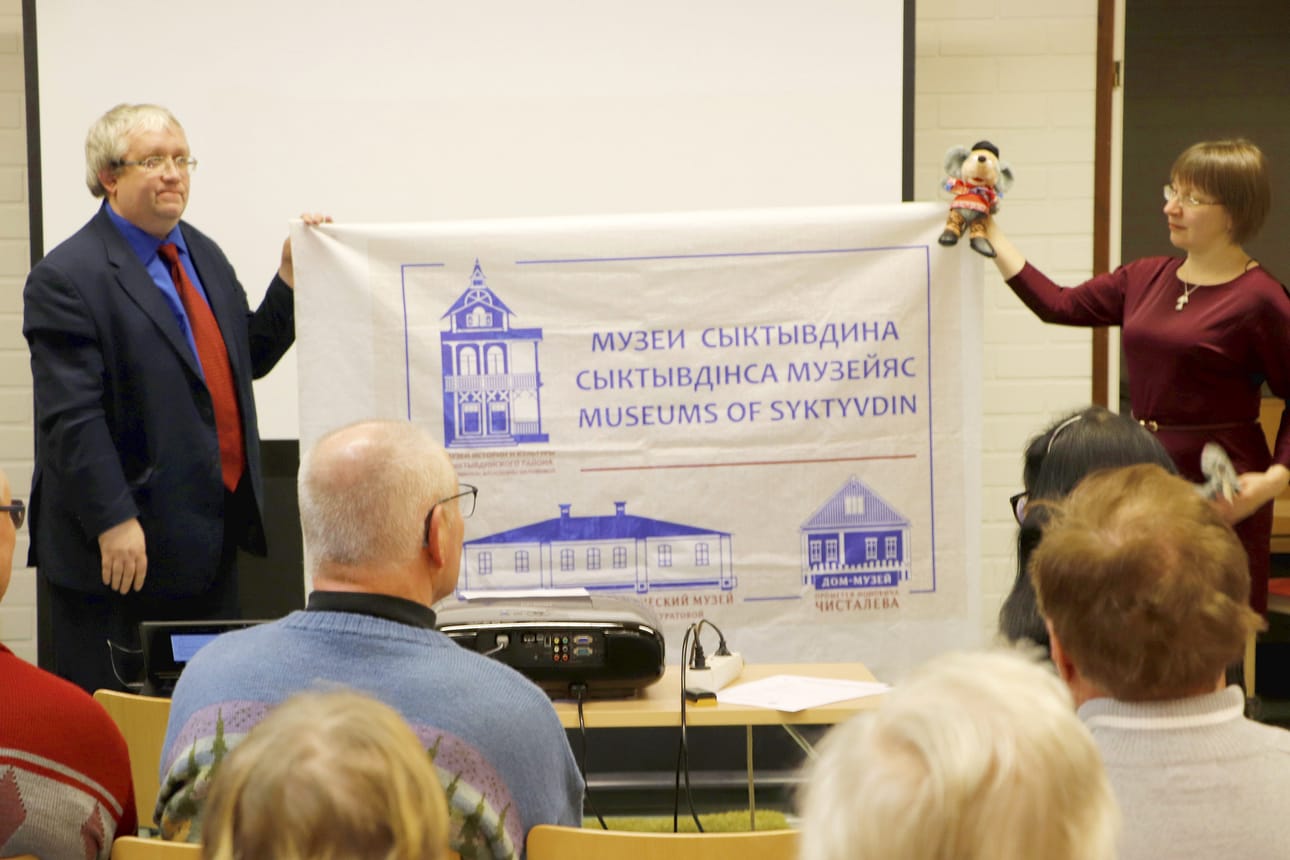Syktyvdienskin piirin museonjohtaja Vladimir Murajev ja kirjaston varajohtaja Ludmila Murajeva komilaisen kulttuurin illassa.
