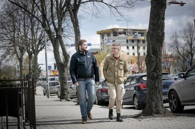 Romaniaan EU-huippukokoukseen lähtevät Santeri Kujanpää ja Tomi Salminen sanovat, että eurooppalaiset päättäjät saavat heiltä ja muilta nuorilta oikeaa tietoa nuorten mielipiteistä. Sellaista tietoa ei nettikyselyillä saa. KUVA: JAAKKO ELENIUS