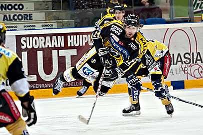 SaiPa:n Pentti Nöyränen kamppaa Kärppien kolmosketjun keskushyökkääjä Tommi Paakkolanvaaran ilmojen teille. Jari Viuhkola kuittasi jäähyn iskemällä oululaiset 1-0-johtoon.