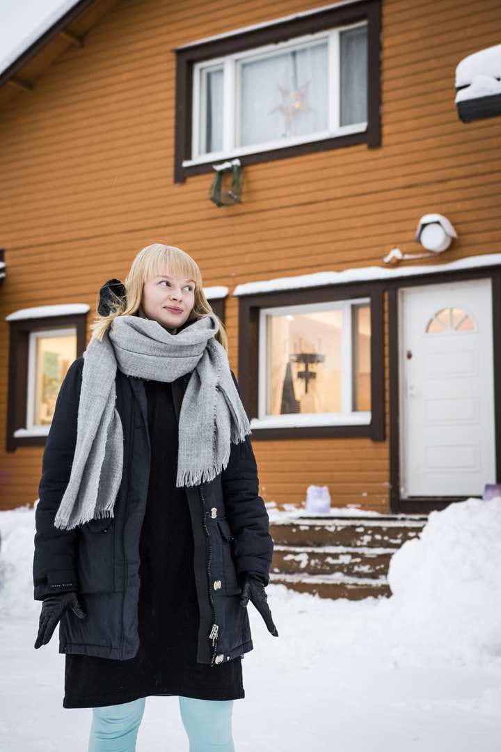 Lapsuuden maisemissa. Nuori yrittäjä nauttii maalaiskylän leppoisasta ilmapiiristä. Haaveissa on muuttaa tulevaisuudessa takaisin lapsuuden kotikylään.