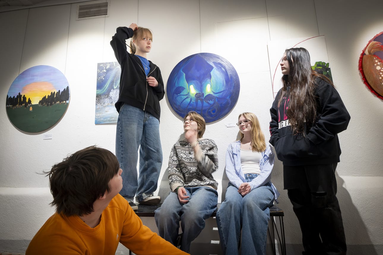 Juttuun haastatellut Myllytullin kuvataideluokan oppilaat Elias Frankort, Iida Talsta, Vuokko Takalo, Maija Holopainen ja Saaga Ylitarvas asettuivat yhteiskuvaan Talstan lopputyön ympärille Valveella.