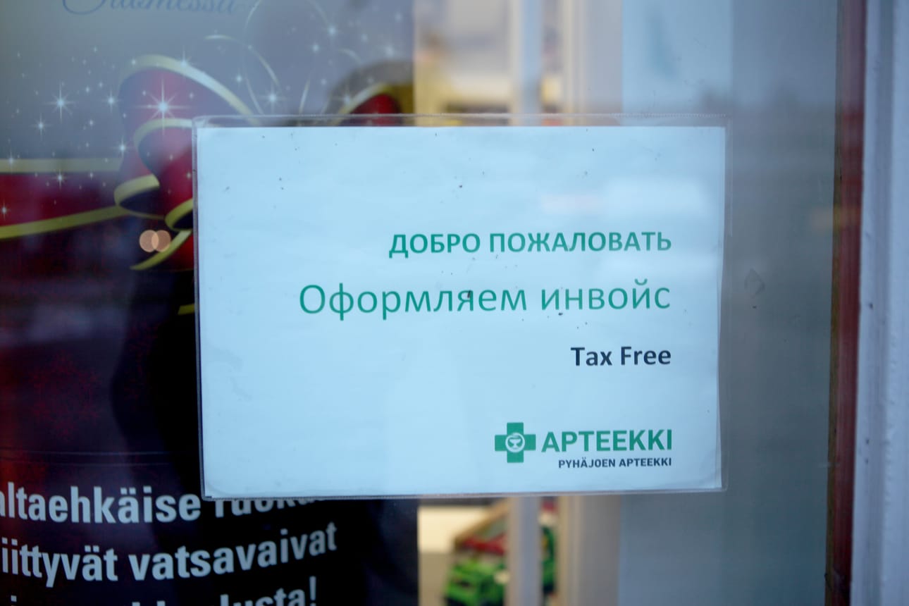 Pyhäjoen apteekissa valmistaudutaan jo venäläisten saapumiseen. Näyteikkunassa kerrotaan kyrillisin kirjaimin kirjoitetussa tiedotteessa apteekilla olevan mahdollisuus tehdä verotonta tax free -kauppaa EU:n ulkopuolelta tulevien asiakkaiden kanssa.