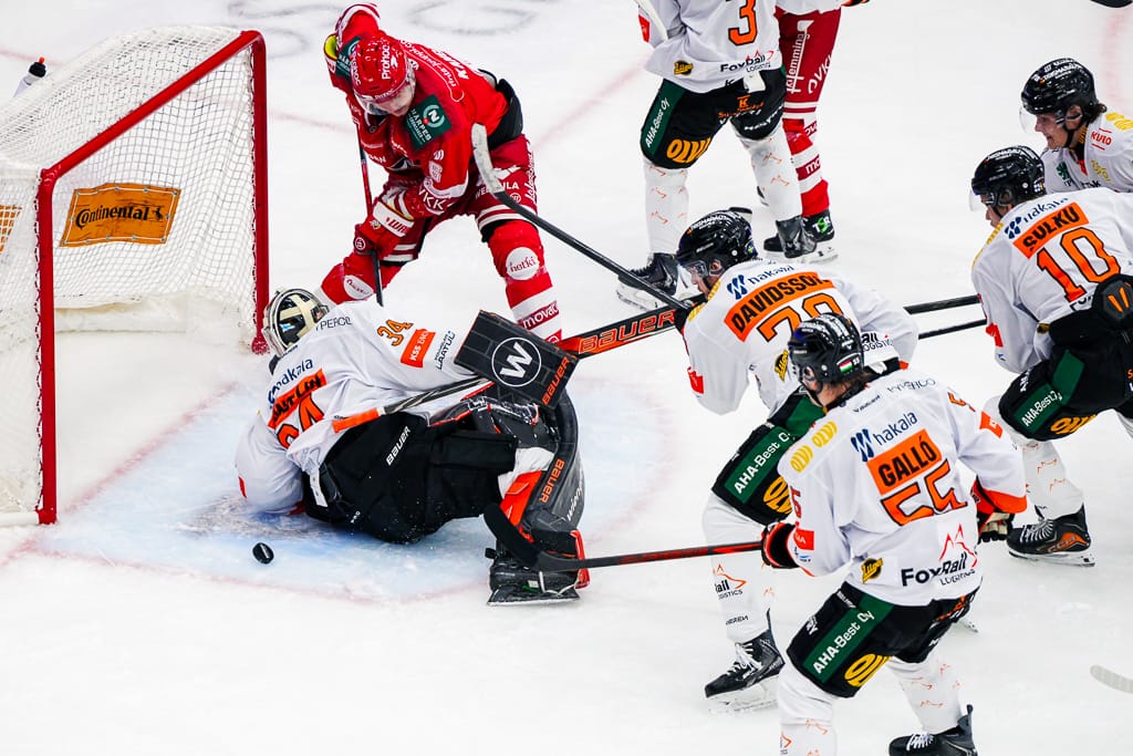 Kalle Kangas survoi kiekon KooKoon maaliin ja tilanteeksi 2–1. KooKoon maalia vartioi Eetu Randelin, etummaisena KooKoon Vilmos Gallo, joka oli muutamaa minuuttia aiemmin tehnyt 1–1-tasoituksen.