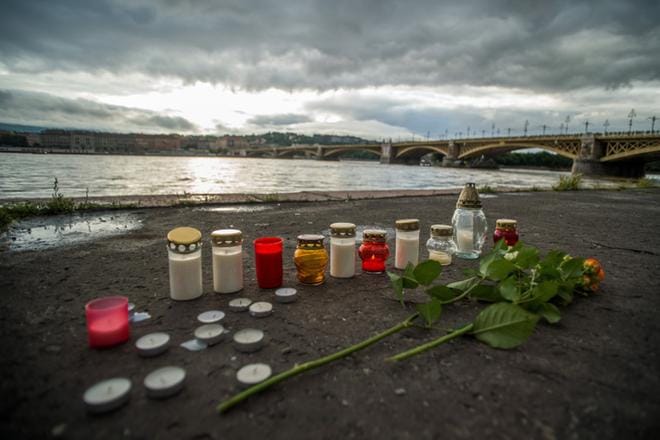 Budapestiläiset muistivat onnettomuuden uhreja tuomalla laivan uppoamispaikan lähelle kynttilöitä ja kukkia. KUVA: ZOLTAN BALOGH/EPA