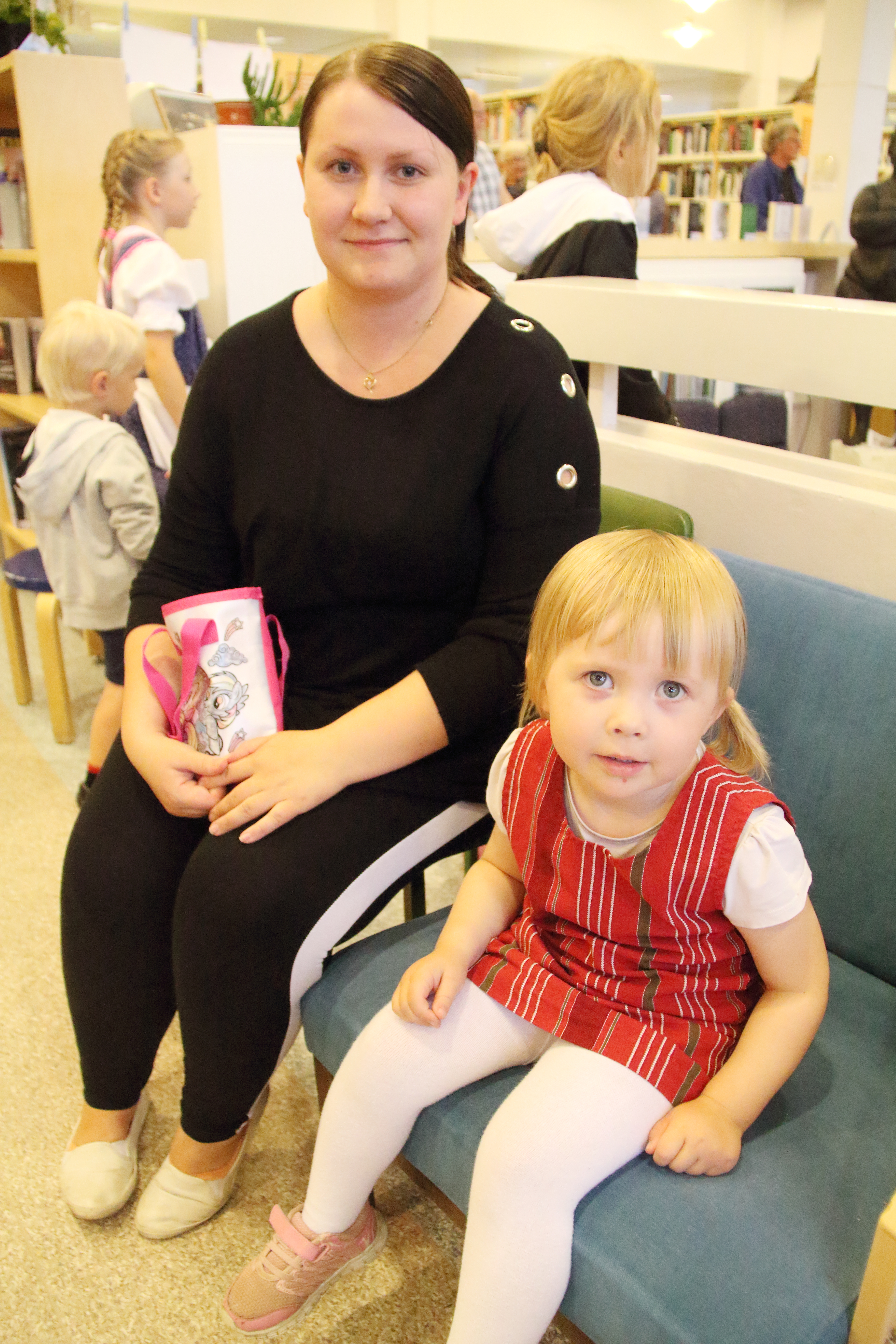 Aivan kohta kolme vuotta täyttävä Nelli Yppärilä esiintyi elämänsä ensimmäistä kertaa tanhuryhmän kanssa. Harjoituksissa hän on kulkenut parisen viikkoa. Äiti Satu Lukkari oli kannustamassa.