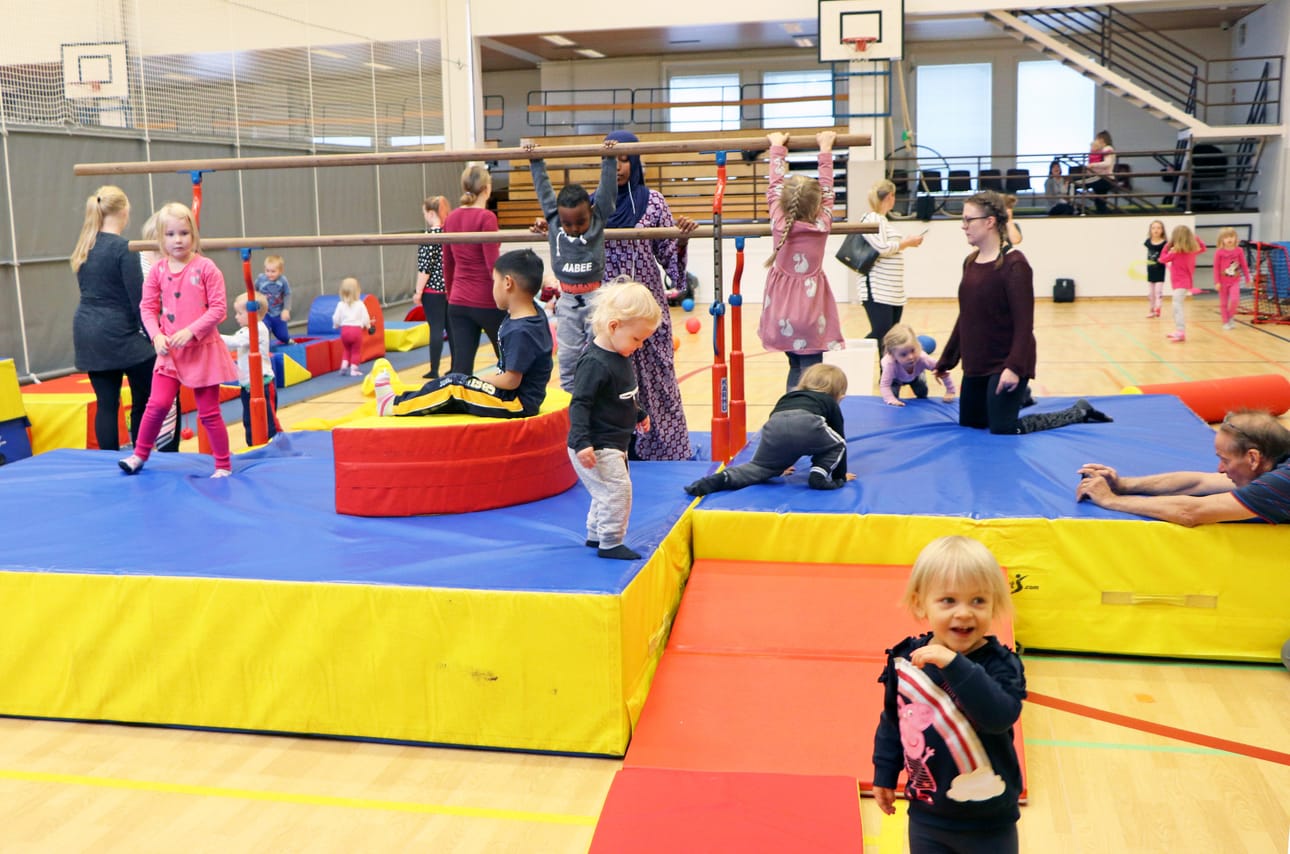 Salissa juoksennellaan, hypitään, ryömitään, pelataan, nauretaan ja temppuillaan joka torstai kello 10.30–12.00.