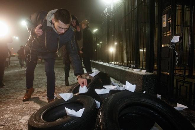 Mielenosoittajat asettivat paperilaivoja Venäjän lähetystön eteen Kiovassa. He protestoivat Venäjän toimia Kertšinsalmella, jossa Venäjä valtasi Ukrainan laivaston aluksia. KUVA: EPA/STEPAN FRANKO