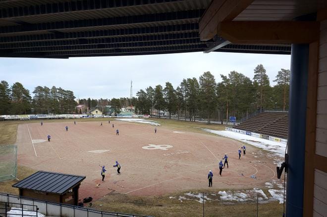 Pesäpallokausi lähestyy, mutta muutoksia on jouduttu tekemään. Ankkureissa B-poikien superpesistä pelaavat harjoittelivat ensimmäistä kertaa ulkona sunnuntaina. Sitä ennen harjoitukset ovat olleet Pallohallin suojissa. Sekä Ykköspesiksen että B-poikien superpesiksen aloitus on päätetty siirtää muutamalla viikolla eteenpäin. KUVA: SARI HEINILÄ