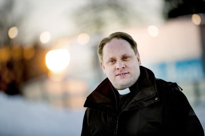 Pastorin virkaan sunnuntaina asetettava Ville Typpö kertoo nauttivansa lumesta ja lumitöistä, jota Seinäjoella on Istanbulia enemmän. Suomalaisen yhteiskunnan vakaus on hänen mukaansa arvokas asia. KUVA: JAAKKO ELENIUS