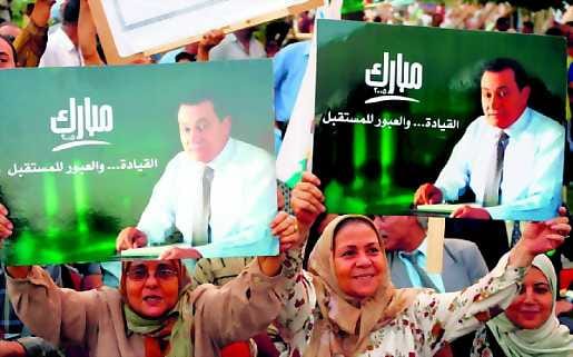 Ikään kuin kampanja. Presidentti Mubarakin jatkokauden kannattajat esittelivät hänen kuviaan Kairossa äskettäin pidetyssä vaalitilaisuudessa.