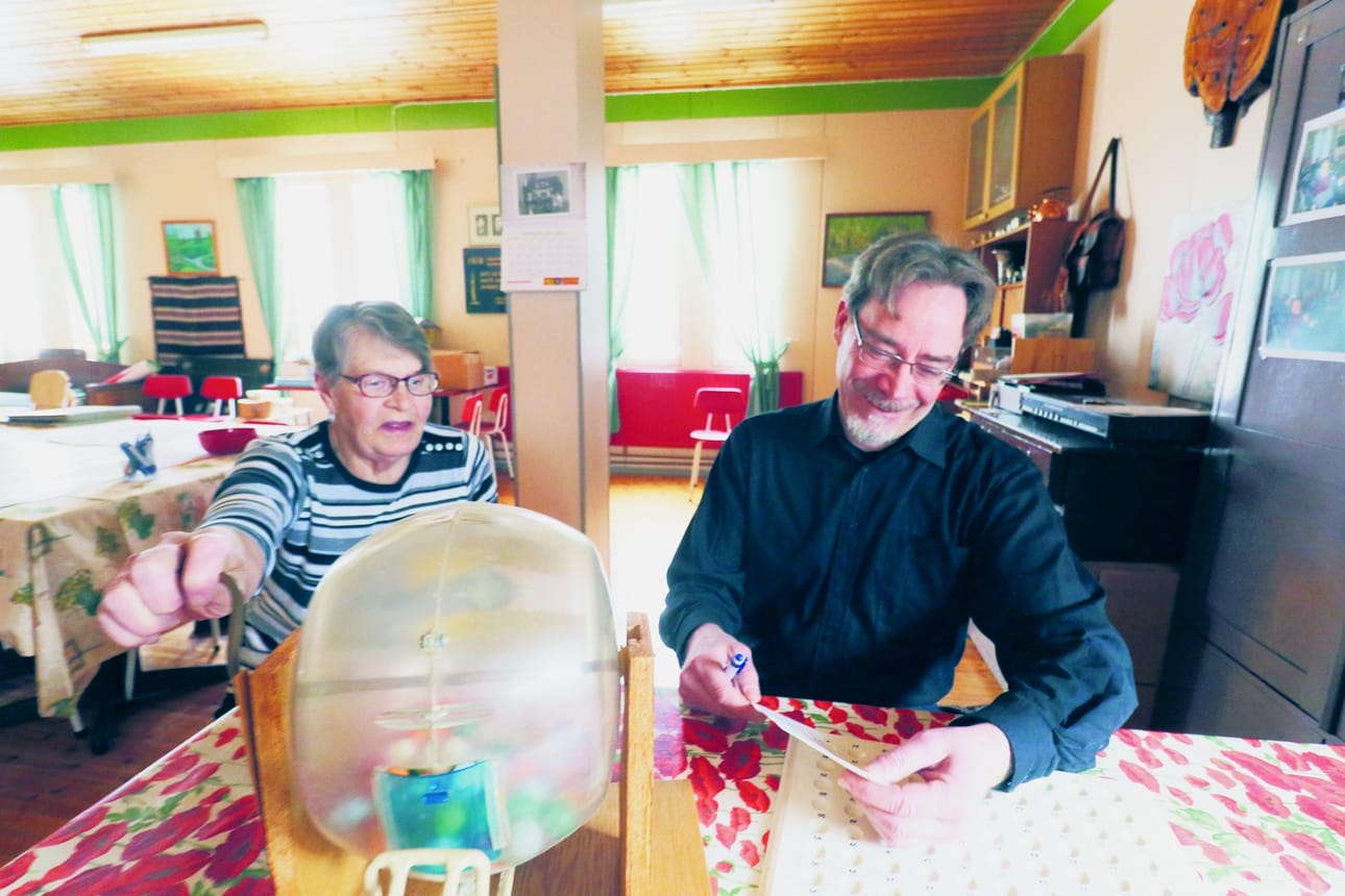 Kerhohuoneesta löytynyt vanha bingokone sai Ritva Lassilan ja Vesa Huuskon fiilistelemään. Aikoinaan bingo oli suosittua Tyrnävälläkin, mutta kolme vuotta sitten tehty uudelleenherätys ei saanut suurta kipinää aikaiseksi. Toimintaa talossa riittää kyllä muutoin.
