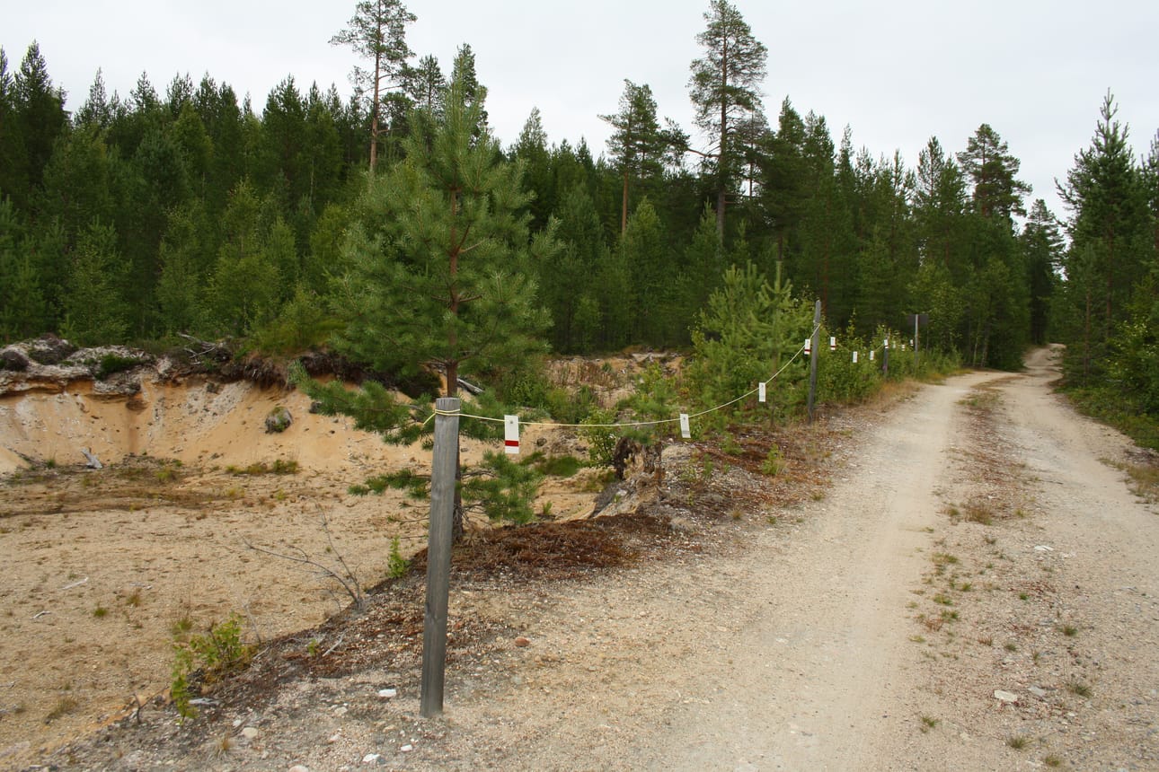 Hyväniemen jakokunnan maa-aineskaivanto tulisi harkinnassa olevien määräysten mukaan laittaa kuntoon jo lokakuun loppuun mennessä. Montun pituus on noin 130 metriä. Yli-Kitkan rantaan tuova mökkitie on tässä kohti rakennettu monttupalstan alueelle.