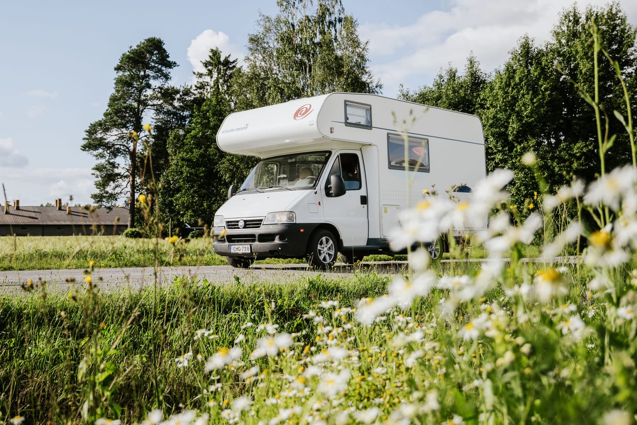 Leirintäalueilla näkyy vastaisuudessa enemmän matkailuautoja, joita rekisteröidään nykyään enemmän kuin -vaunuja. Helpompi liikkuminen on mahdollistanut etätöitä tai someen kuvattua van life-elämäntapaa (suom. pakettiautoelämä).