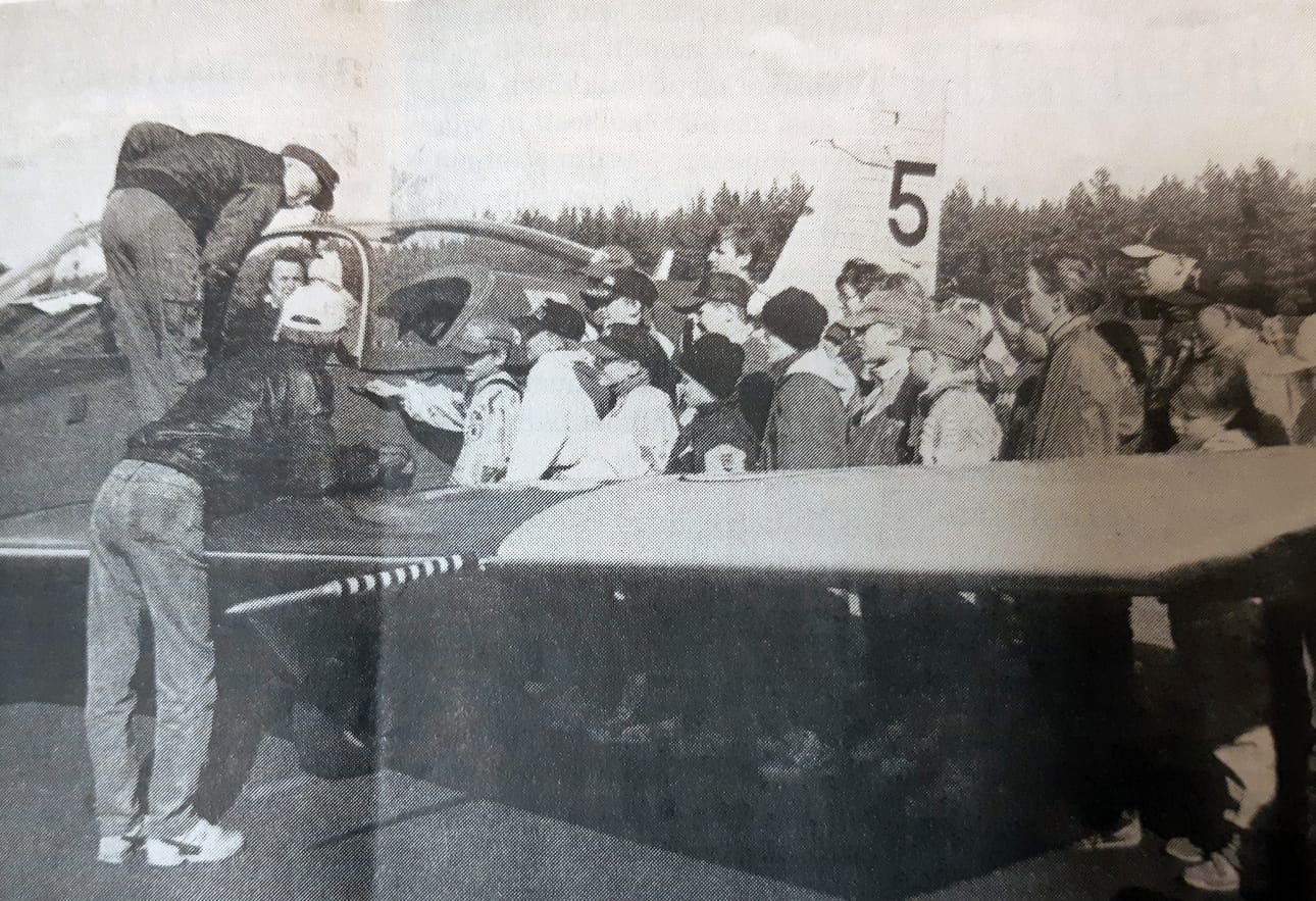 Alajärveltä, Vimpelistä, Kuortaneelta, Alavudelta ja Lapualta saapuneet noin 250 nuorta saivat tutustua Kauhavan ilmasotakoulun koneisiin aivan läheltä.
