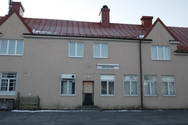 Skellefteån asemalle Pohjois-Ruotsissa ei ole 30 vuoteen enää päässyt tulemaan minkäänlaisella junalla. Henkilöliikenteen päättymisestä on liki 60 vuotta, jos sen lasketaan tapahtuneen kun paikallisliikenne loppui vuonna 1964. Nyt 72 500 asukkaan kaupungissa odotetaan, että junaliikenne tekee paluun, viimeistään vuonna 2030. KUVA: Pekka Mauno