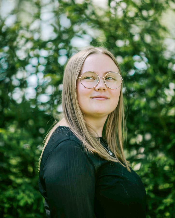 Fdelian hallitukseen kuuluva Emma Tahkola rohkaisee nuoria kaupalliselle alalle.