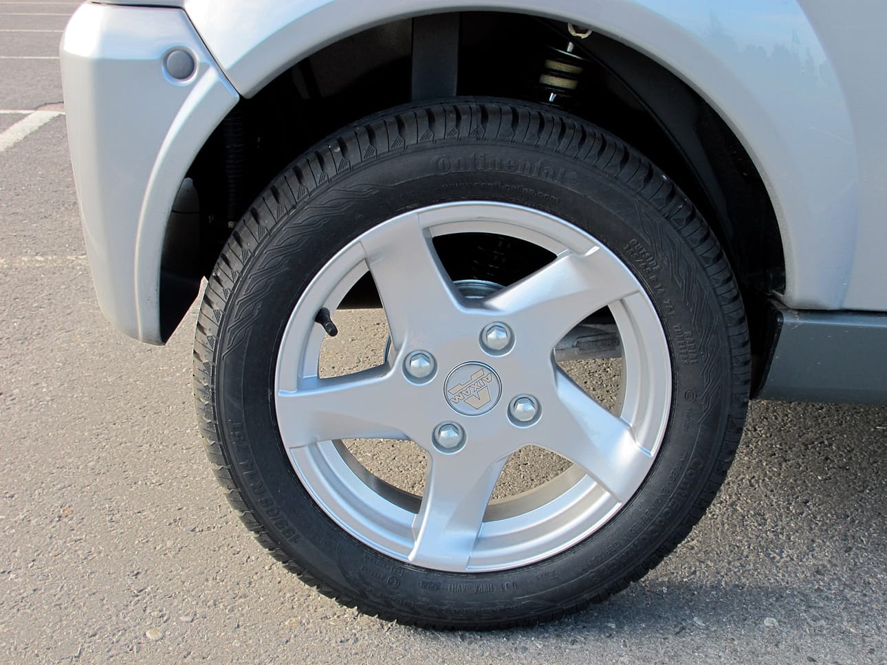 Mopoautojen pysäköintiä valvotaan venttiileitä kuvaamalla.