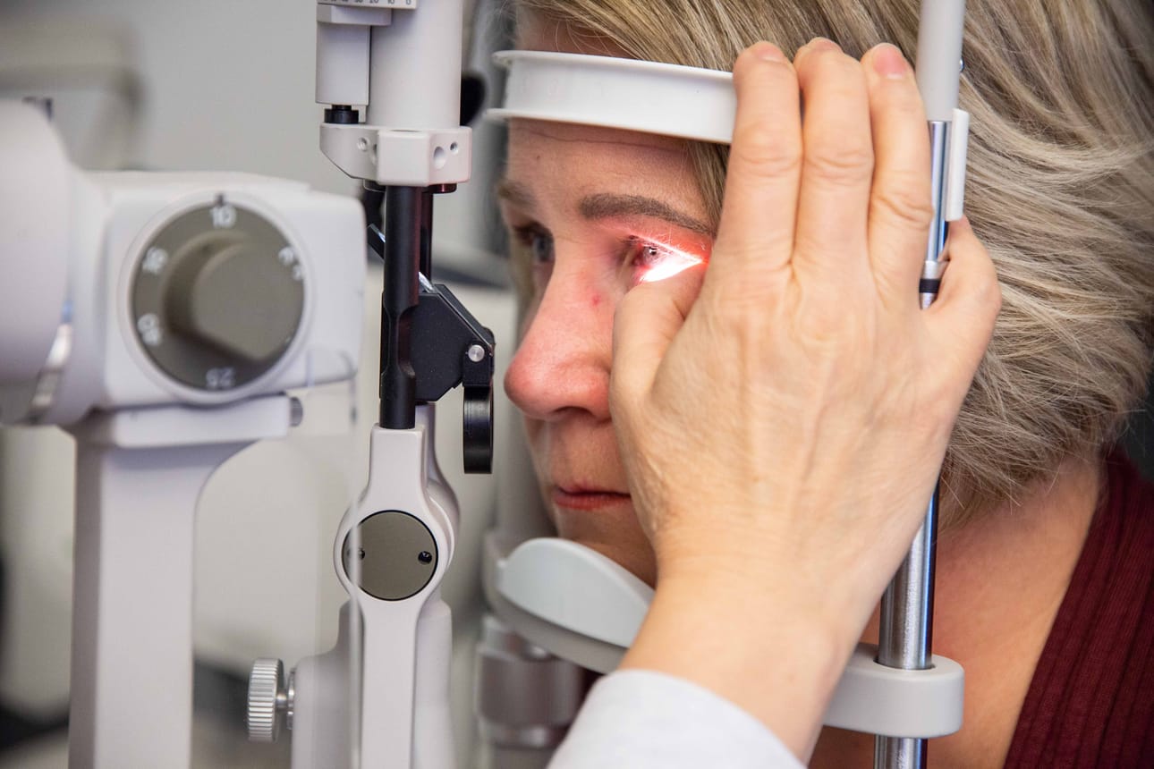 Kuivia silmiä hoidetaan usein vain silmätipoilla. Brilletin optometristien mukaan se ei yleensä ole ratkaisun avain. ”Tipat auttavat hetkellisesti ja siirtävät oireita, mutta eivät poista ongelmaa. Moni saa avun Blephex-hoidosta. Me tarjoamme tämän palvelun ainoana Lapissa”, optometristi Pasi Hiukka toteaa.