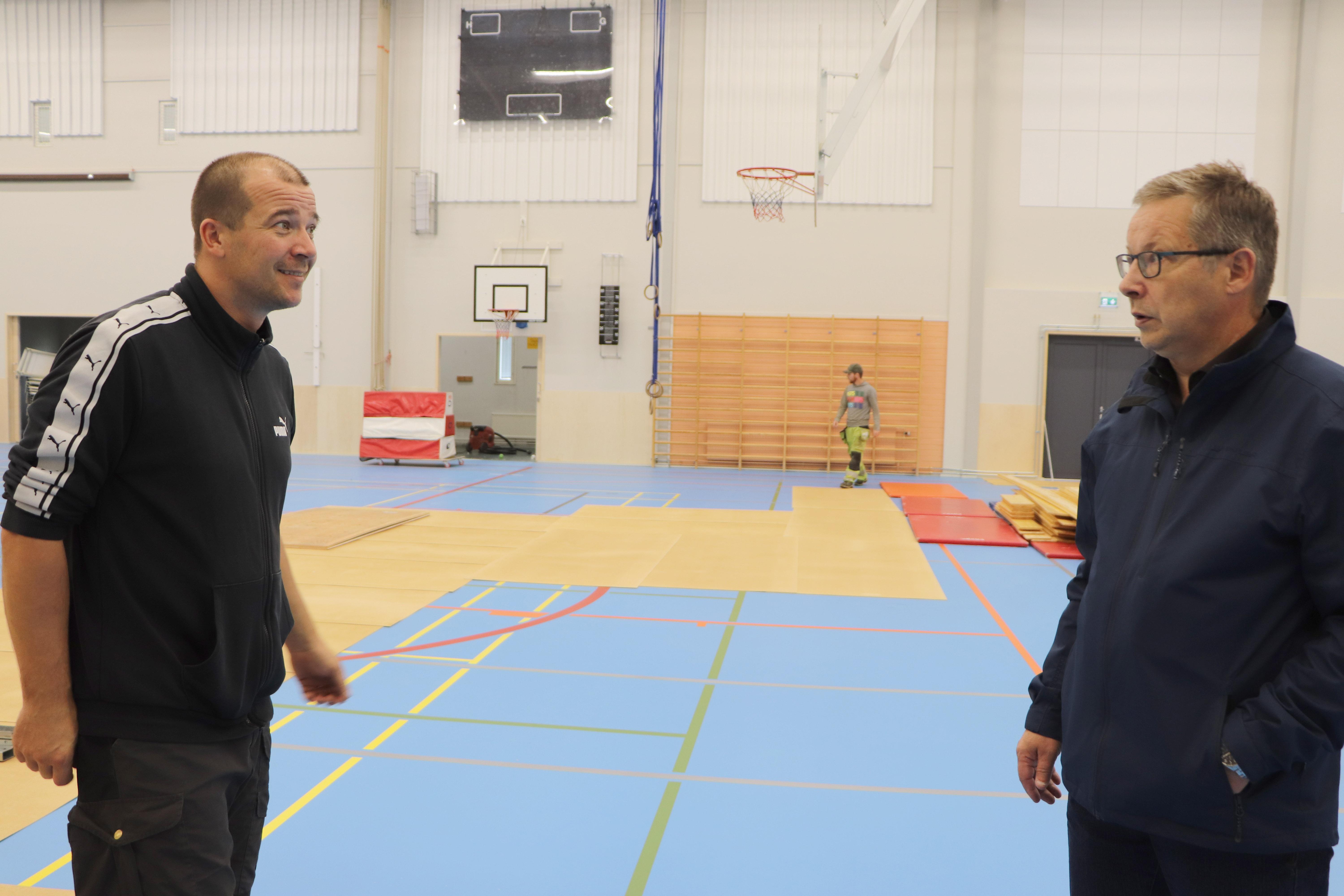 Pyhännän laajennetun liikuntahallin viimeistelytöitä seuraamassa olleet Matti  Saaranen ja Timo Aitto-oja iloitsevat, että kuntalaisten toive hallitilan kehittämisestä toteutui.