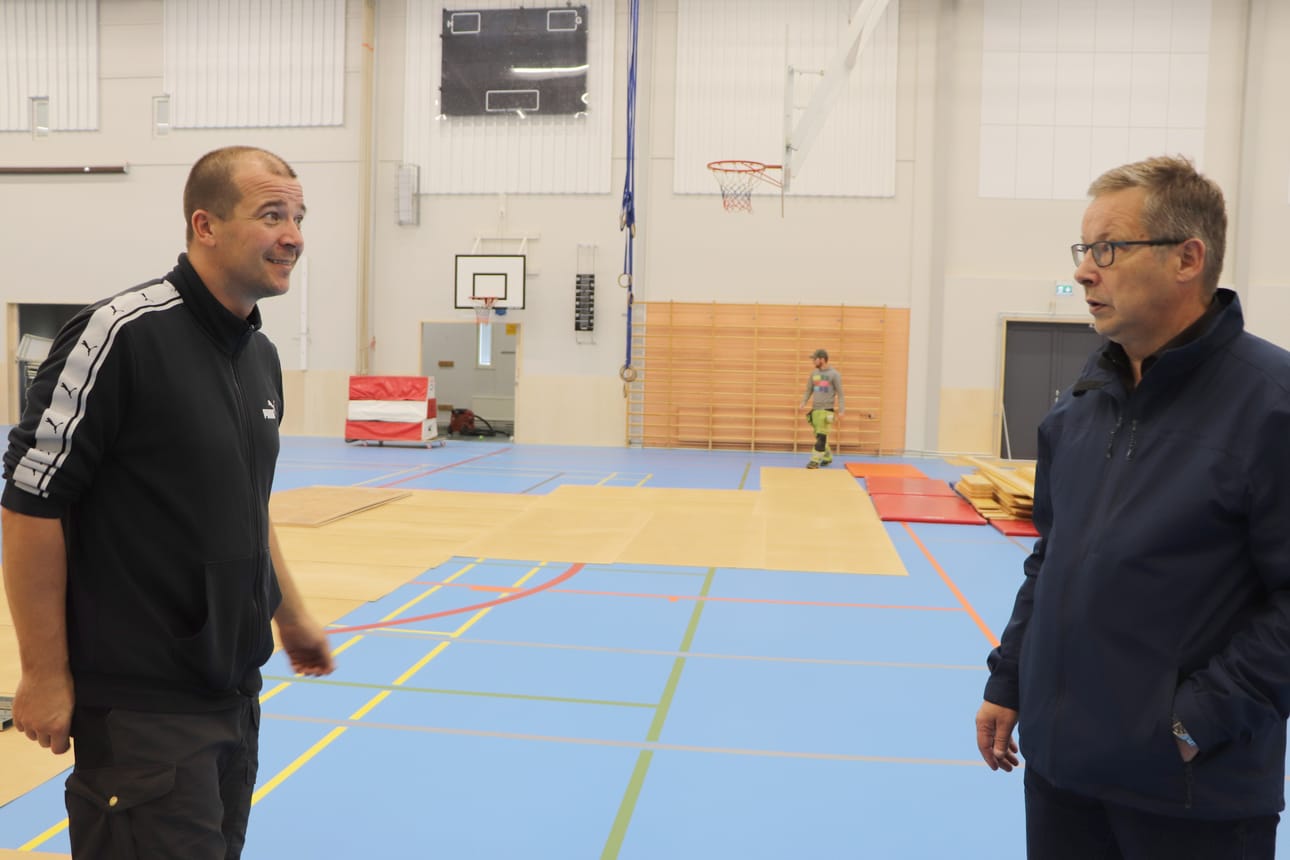 Pyhännän laajennetun liikuntahallin viimeistelytöitä seuraamassa olleet Matti Saaranen ja Timo Aitto-oja iloitsevat, että kuntalaisten toive hallitilan kehittämisestä toteutui.