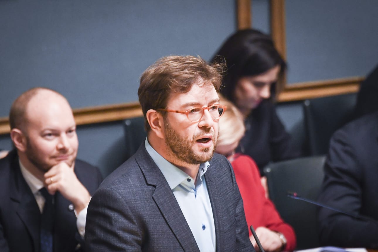 ¿Suomi ei tullut kuntoon. Eläkeläisiltä, koulutuksesta ja innovaatioista leikkaamalla se ei onnistunut, kansanedustaja Timo Harakka (sd.) tykitti.