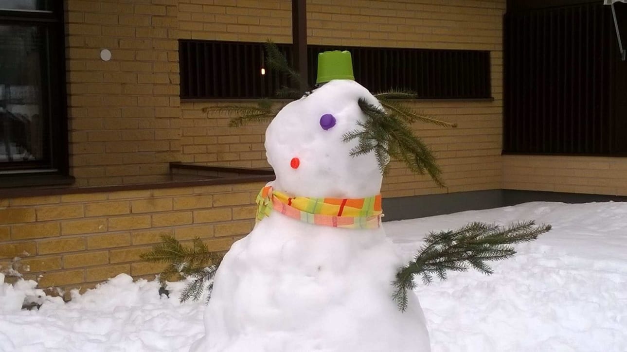 Tällainen lumiukko tervehtii kulkijoita Oulaisten seurakuntakodin pihamaalla.
